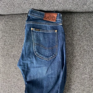 Lee jeans  - Säljer dessa helt oanvända Lee  Jeansen i strl 28/32. 10/10 skick och en väldigt snygg färg. Säljs pga av att de var lite för små för mig! Pris kan diskuteras. 