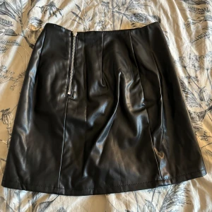 Skinnkjol från H&M - Fin Skinnkjol från H&M, knappt använd! 