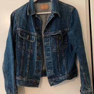Jeansjacka - Retro jeansjacka, skulle säga storlek s. Köpt på second hand, väldigt tåligt tyg och inget slitage. 