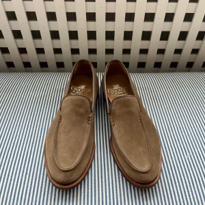Crockett & Jones Salcombe Khaki Suede - Jag säljer ett par stilrena loafers från Crockett & Jones. Nypriset är cirka 6500 kr, men jag erbjuder dem för endast 1000 kr. Skorna är i storlek UK7, vilket motsvarar storlek 40-41.