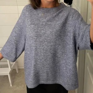 Other stories tröja - Stickad t-shirt från & other stories i blå. Säljer då den inte kommer till användning, använd fåtal gånger. Nypris 790 kr.