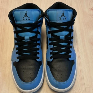 Jordan 1 mid  - Storlek 42, skick 9/10 använda 1 gång, säljer pga för små för mig. Box följer med. Köpta på Nike med kvitto.