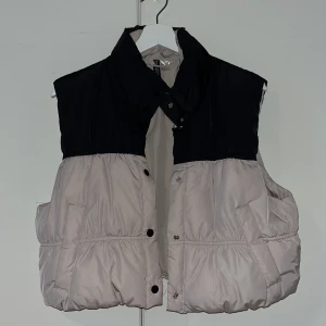 Väst🤍 - Väst från H&M, passar perfekt till hösten🍂🍁🧡Nästan nyskick, då den är sparsamt använd☺️ Köpte den för 299kr och säljer nu för 150kr🤍 (Skriv privat om ni har någon fråga☺️)