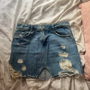 Jeans kjol  - Från zara köpt för längesen så den finns inte längre. Säljer pga att den inte passar mig