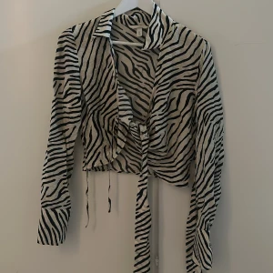 Blus - Superfin blus från H&M som man knyter! Säljer då den inte kommer till användning😊