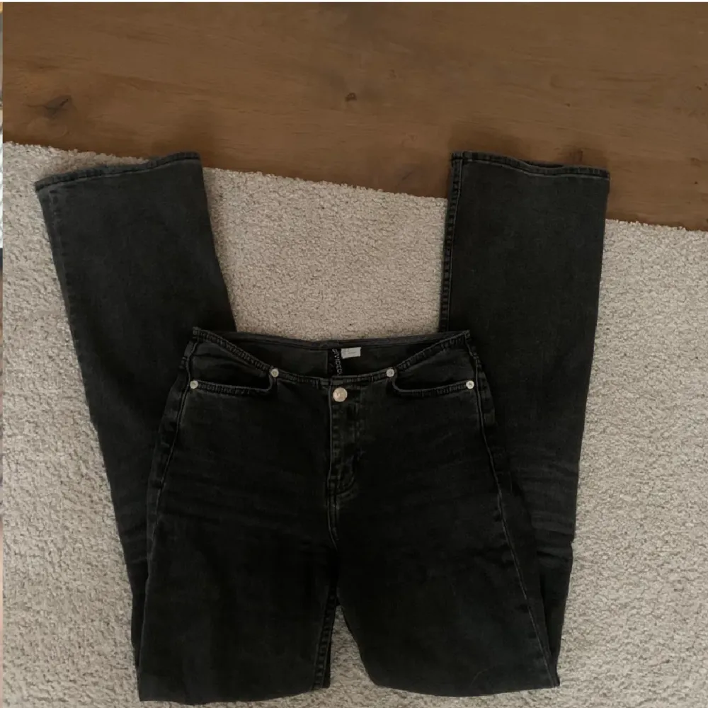 Säljer mina lågmidjade bootcut jeans från H&M! De har en defekt som ni kan se på 4e och 5e bilden, (DEN FÖRSTA TRE BILDERNA ÄR EJ MINA BILDER) skriv i privat för frågor!❤️. Jeans & Byxor.