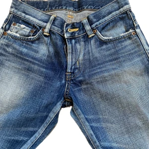 Lågmidjade jeans - Lågmidjade jeans som är för små. Min mammas gamla så dom är lite slitna vid hälarna. Perfekt lågmidjade men 80cm i innerbenslängd. Lite för tajta för mig så de därför jag säljer. Stl 27/32. Märket är Edwin. 