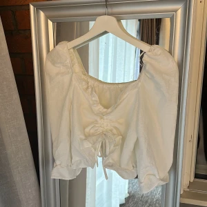 Vit topp - Såå fin vit topp! Den perfekta sommartorpen, speciellt till kjol. Går att justera framtill, se på bilderna! Säljer pga för liten för mig <3