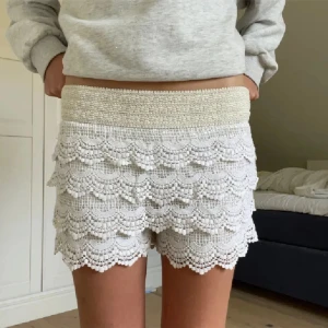 Vita spetsshorts - Vita spetsshorts i bra skick!