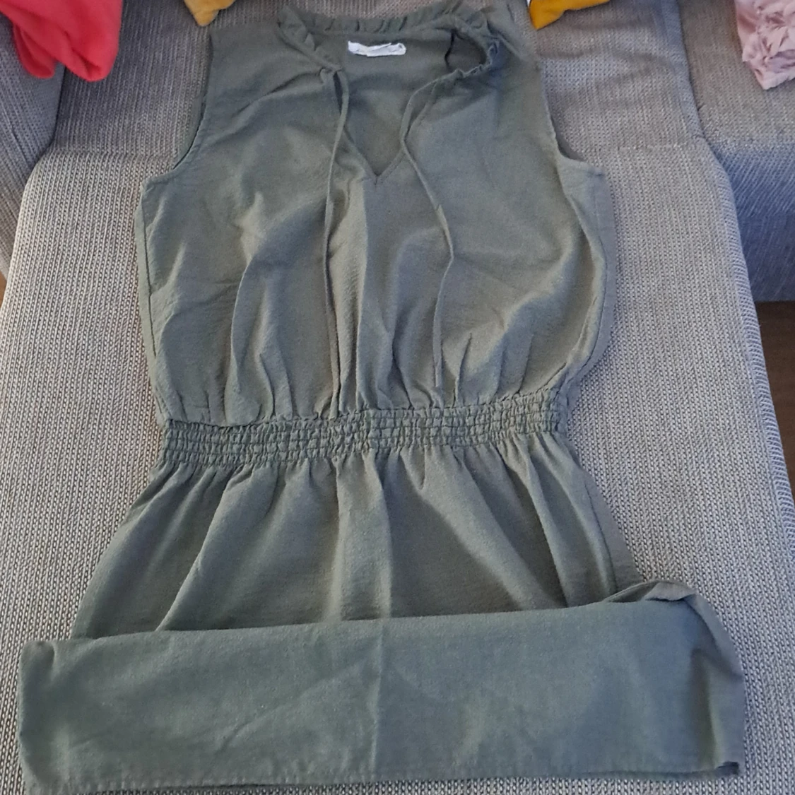 Grön ärmlös klänning