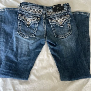 Bootcut Miss Me jeans - Super snygga miss me jeans med låg midja. Köpta på plick men tyvärr så var dom lite små i midjan för mig. Det finns en liten defekt längst ner på jeansen (se bild 4). Dom är junior storlek 12 år men skulle även säga att dom är storlek 24❤️