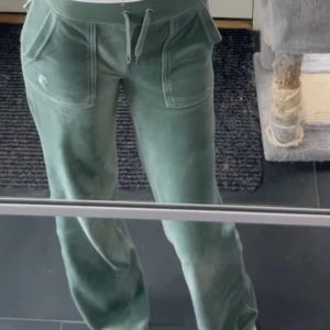 Juicybyxor - Säljer mina superfina juicybyxor då de tyvärr inte kommer till användning. sparsamt använda och samma skick som när jag fick de, enda defekten är att metallgrejerna på snörena har ramlat av med har fortfarande kvar de så de tillkommer isf, köp nu ❤️