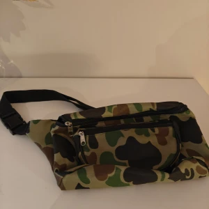 Magväska militärmönster  - Magväska med militärmönster Justerbart band 2 olika fack, 1 större och 2 mindre