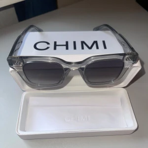 Chimi solglasögon 04 GREY (oanvända) - Chimi solglasögon  Färg GREY. Modell ”04”. Oanvända. Ordinariepris 1350kr. Låda, fodral, putsduk och skydd ingår. UNISEX