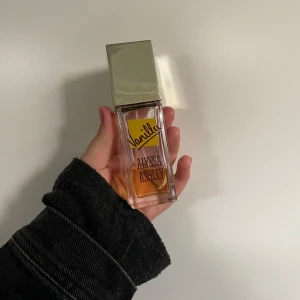 Halv flaska parfym Allysa Ashley - Härlig vaniljparfym från Allyssa Ashley. Denna halva flaskan är det perfekta provet innan man committar till en hel flaska!😌 