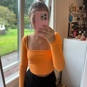 Topp - 2 toppar från chiquelle, båda är nya med lappar kvar. Den orange har en tråd som löpt upp, men de går säkert att fixa, den va så när den kom, den blåa är inget fel på☺️