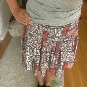 Kort kjol - Den har inga hål. Köpt på loppis. Mönstret ser ni på bilderna. Töj bar i midjan. Jag själv har inte andvänt den.