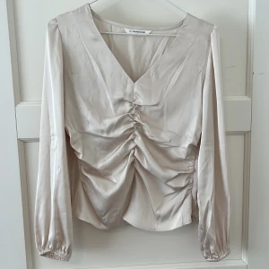 Commense blus M - Fin silkesaktig blus från Commense. Köpt i USA, storlek M. Lite liten i storleken. Har en slits framtill vid magen. 