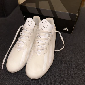 Adidas X CRAZYFAST.4 FxG - Adidas X CRAZYFAST.4 FxG  Storlek: US8, EU41.1/3  Säljer dessa då de inte alls passade mig bra (för små), i hopp om att köpa mig ett par större!  Fler bilder finns och boxen finns tillgänglig, även den!