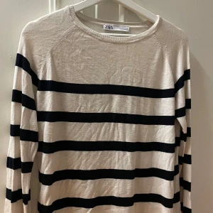 Randig stickad tröja - En randig stickad tröja från zara som inte kommer till använd.den är jätte skön och tunn köpte för 450kr