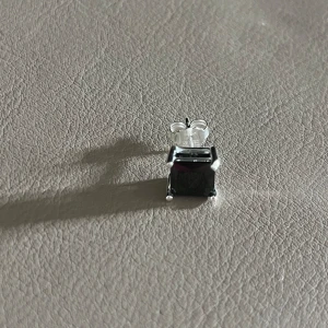 Ett svart silverörhänge aldrig använt. - Säljer ett svart silverörhänge. Aldrig använt. Bara ETT örhänge.  Nypris 139 kr, mitt pris 80 kr