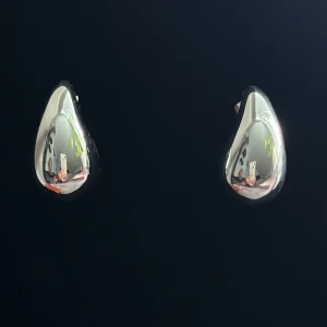 Örhängen droppe - Fina örhängen i form av en droppe, de är i rostfritt stål🩷