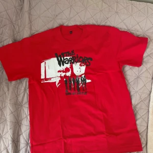 T-shirt med coolt teyck - Jättecool t-shirt som min pappa gjort, pssar både tjejer och killar