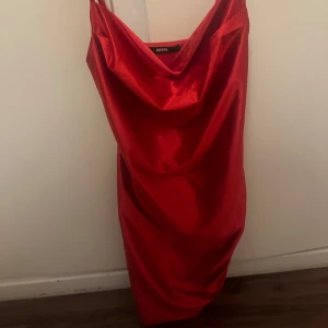 Satin klänning - Fin satin klänning i röd, köpt för 399 på bikbok men får inte användning av den tyvärr. Lite hängande där fram vid brösten och är dubbel lager💕