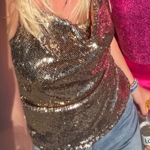 Glittertröja  - En topp perfekt för festival. Varan är endast använd en gång. 🎊🥂