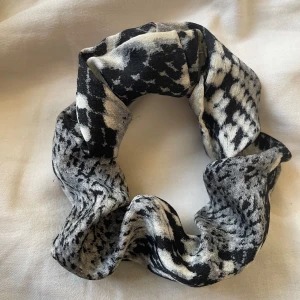 Scrunchie - Går orm mönstrad scrunchie, aldrig använd, utan löss, mamma köpte den men jag ville inte ha den så jag säljer den.