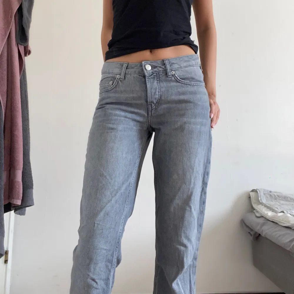 Säljer ett par straight leg jeans/midwaist i storlek XS från lager 157 ( ICON ) jeansen går ner till hälarna på mig som är 170 cm lång och levererar endast då köparen står för frakten. OBS jeansen är i fint skick kan skicka fler bilder vid förfrågan.. Jeans & Byxor.