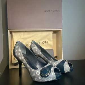 Louis Vuitton klackskor - Hej! Säljer dessa väldigt unika Louis Vuitton klackar i monogram! De är endast använda 2 ggr! Köpte in dessa för runt 16k! Allting og medföljer förutom kvittot! Tveka inte på att höra av dig vid frågor! Mvh Hugo!
