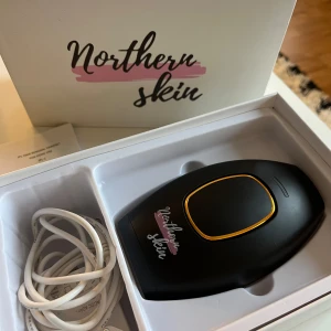 Northern Skin IPL hårborttagning  - IPL hårborttagningsapparat från Northern Skin i nyskick, i originalkartong med alla tillbehör.  Produkten kommer från ett djur- och rökfritt hem. Produkten har inga skador.