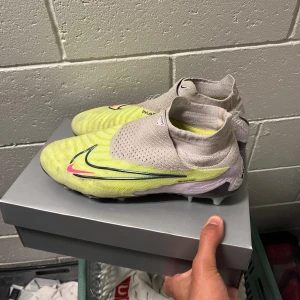 Nike skor - Nike skor phantom storlek 44. Använd flertal gånger men i bra skick finns en liten deffekt. Bra och sköna skor, rekommenderar 🔥😁