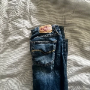 Low waist jeans  - Ett par blå low waist Jeans ifårn Davy’s inte jätte använda, storlek 26 Skriv vid intresse och egna bilder på!  💙