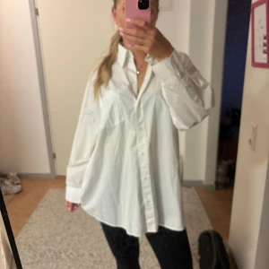 Skjorta - Oversized skjorta i längre modell. Passar både med skärp och utan.   Aldrig använd, prislapp kvar. 