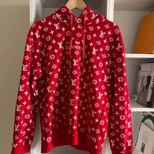 LV Supreme hoodie - Helt ny, oanvänd, LV Supreme hoodie i stl XXL. 