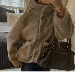 teddyjacka - mysig teddyjacka perfekt till hösten!❤️