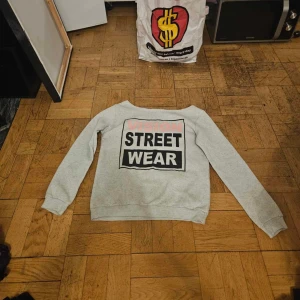 Fin tröja i gott skick - Fin lite tjockare tröja med text på i gott skick. M>L