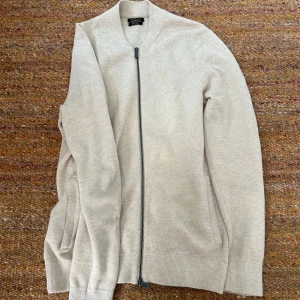 Massimo Dutti Cardigan - Använder inte, därför jag säljer. Om det finns frågor är det bara att säga till!