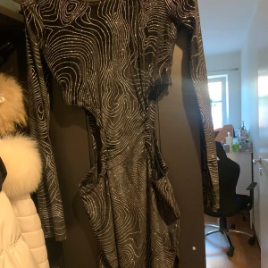 Klänning - Svart klänning som är utklippt vid höfterna använd en gång