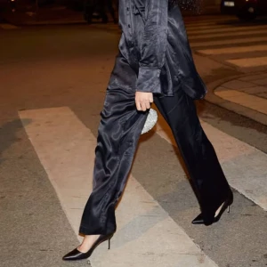 Nya! Snygga vida byxor i sidenkänsla  - Underbara byxor som är otroligt sköna! 100% glansig viskos (ser ut som siden) resår i midjan, fickor i sidan och bak. Luftiga, vida och så sköna. Nya med lappen kvar på 499;- säljes pga viktuppgång (köpt flera likadana i större stl, favoriter!)