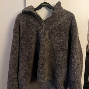 Mysig hoddie  - En jätte skön och varm tröja som är perfekt till sommarkvällar eller för den som är frusen av sig. Priser är ej hugget i sten så kom med ett bra pris 