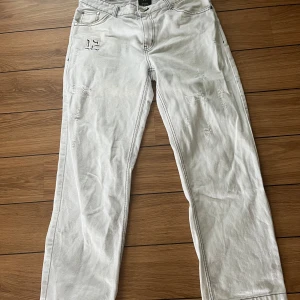 Lukamachain byxor - Vita Lukamachain jeans i storlek L. Använda två gånger. Mycket fint skick. 