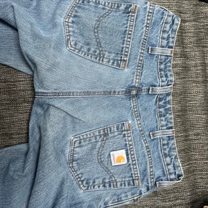 Carhart jeans - Skitsnygga lite baggy carhart jeans. Det står ingen storlek i men de passar mig som brukar ha strl 34. Jättefint skick. Lågmidjade 