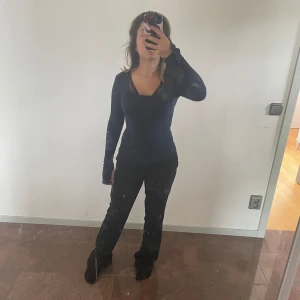 Mörkblå tröja från Gina  - Köptes för 200 säljer den för 150❤️❤️ använd få ggr