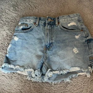 Jeans shorts - Skick 10/10 Ljus blåa jeans shorts  Skit snygga  Storlek 26
