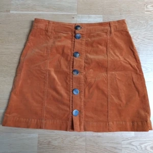 Orange manchesterkjol med knappar - Snygg och skön manchesterkjol med knappar framtill. Skriv för mer bilder ✨