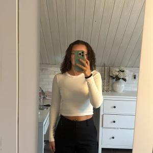 Långärmad tröja - Långärmad naturvit tröja från Gina Tricot i storlek S, superskönt material