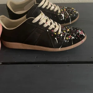 Maison Margiela Gats - Säljer ett par maison margiela gats paint splatter. Knappt använda i storlek 43. Originallåda och allt og medföljer. Skriv vid funderingar!